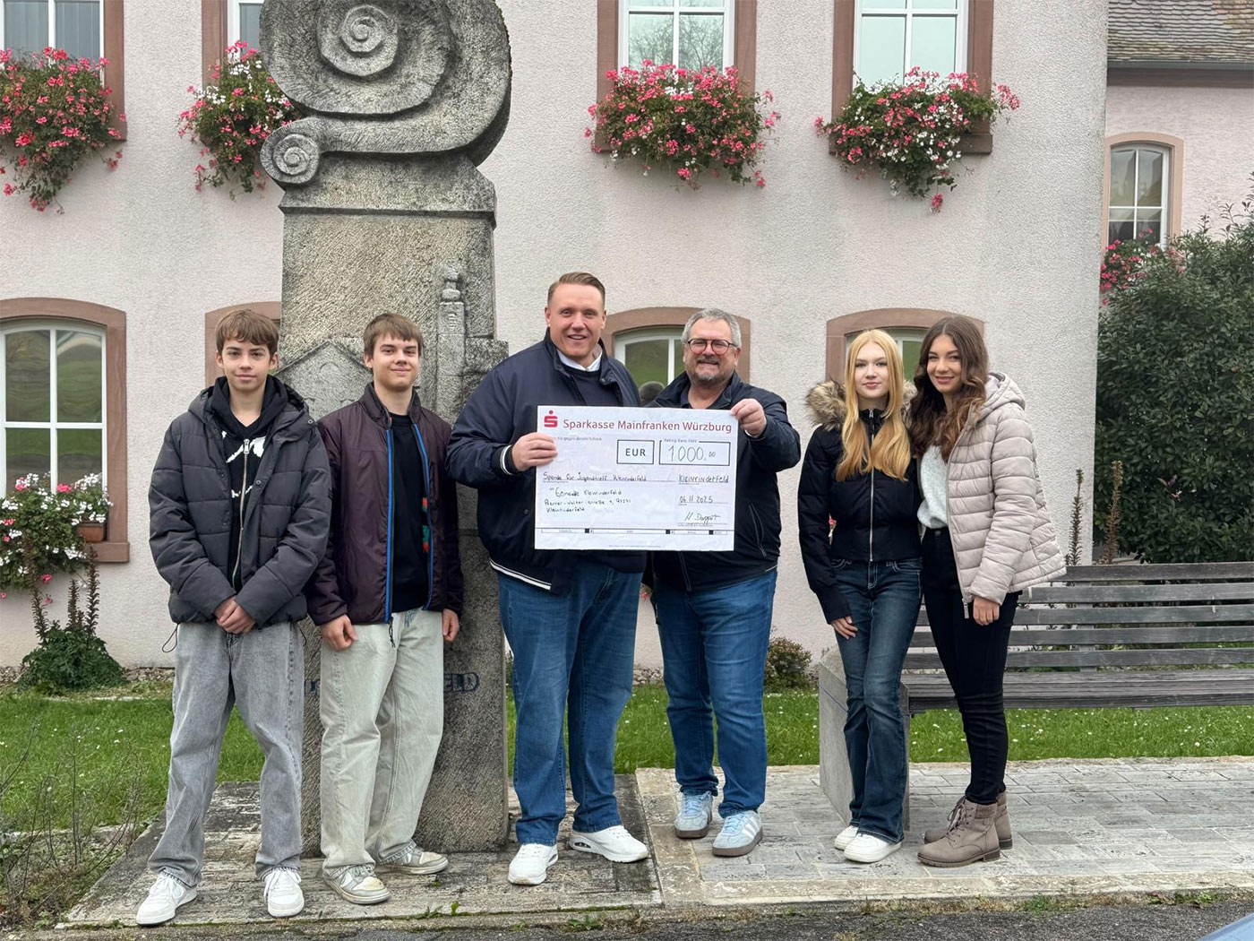 Scheckübergabe an Bürgermeister Harald Engbrecht